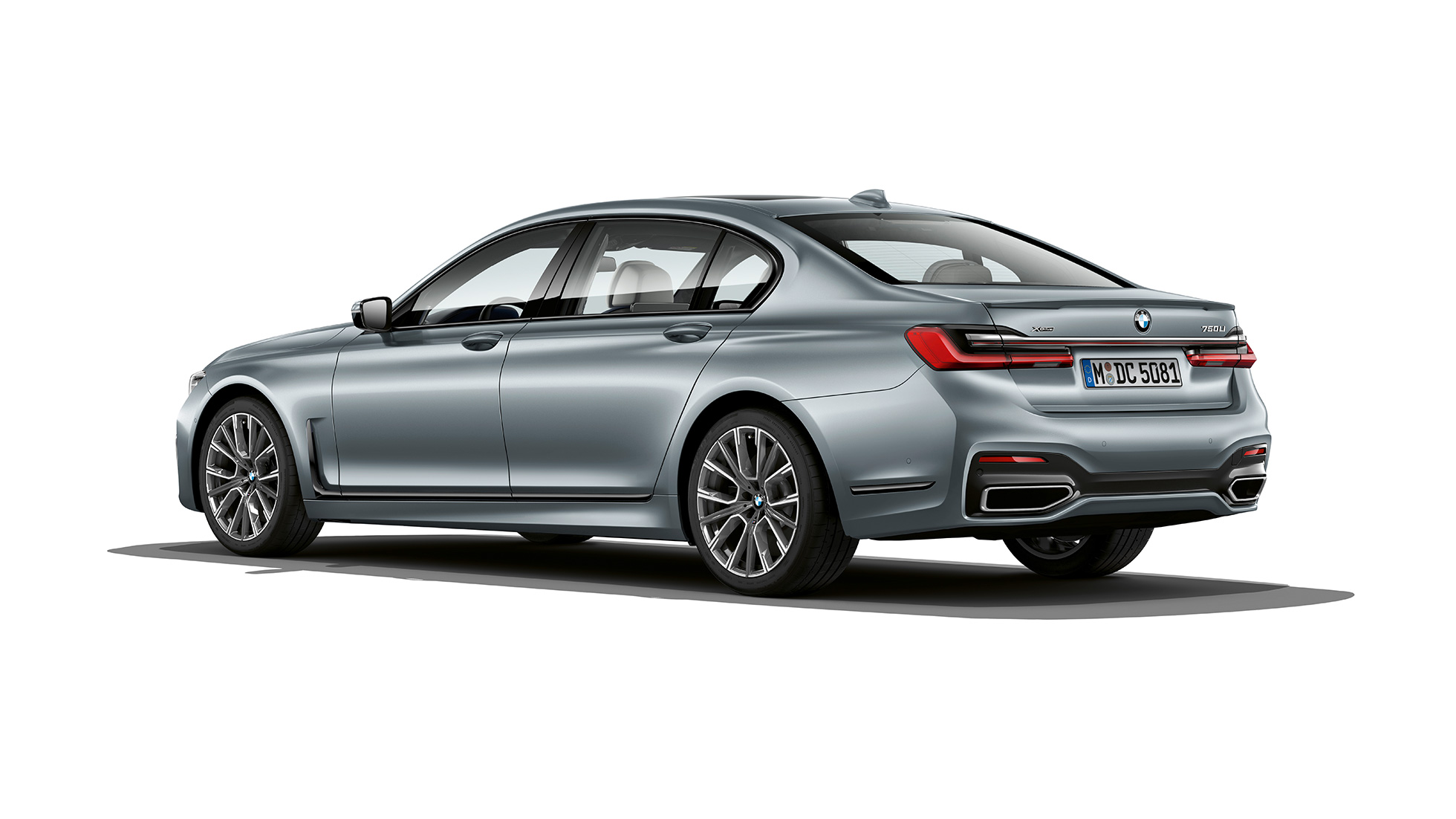BMW 7 Serie Sedan M Sportpakket, driekwart achteraanzicht Grijze BMW 7 Serie Sedan M Sportpakket in driekwart achteraanzicht
