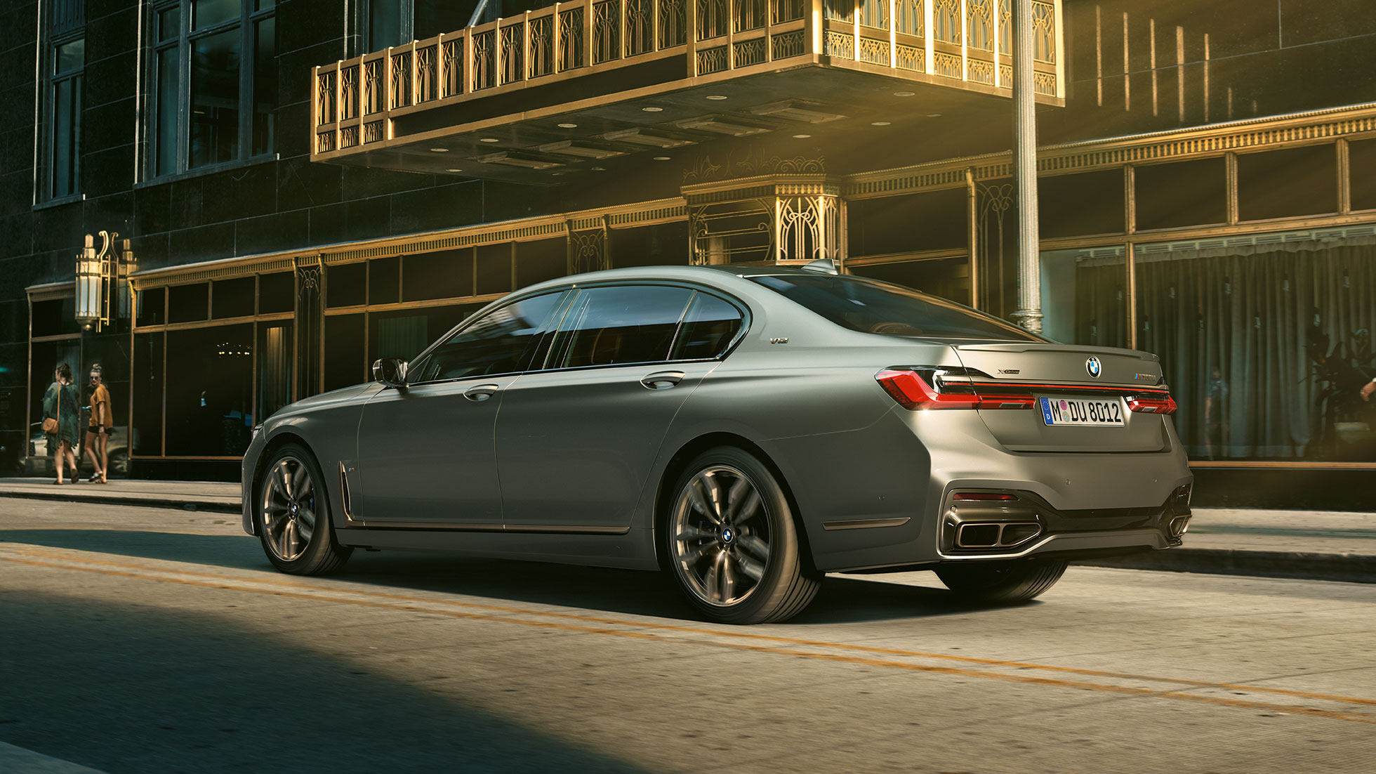 BMW M760Li xDrive met V12-motor Het achteraanzicht van de BMW M760Li xDrive voor wolkenkrabbers in een stedelijke omgeving