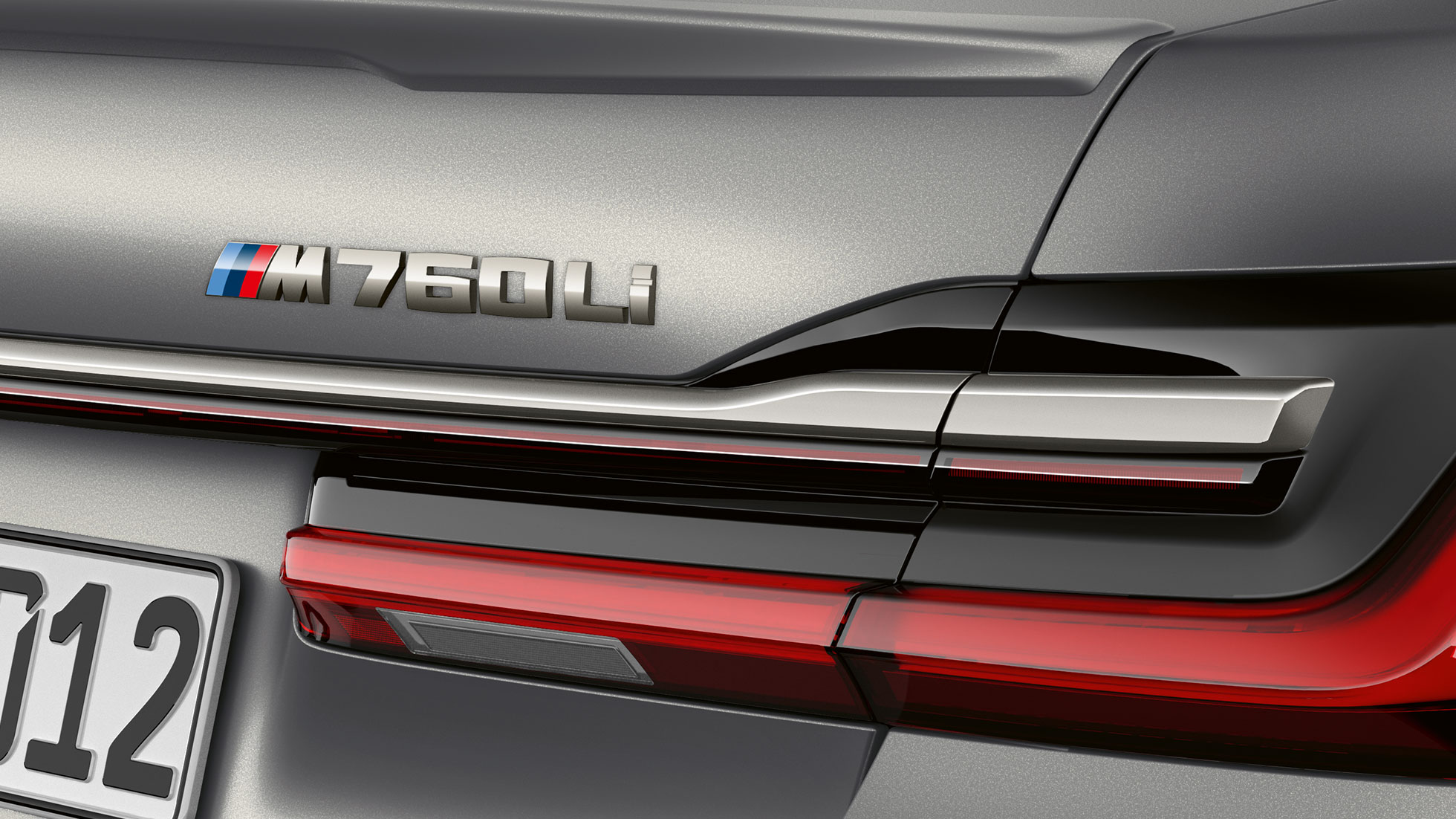 BMW 7 Serie Sedan: close-up van BMW M760 Li badge BMW 7 Serie Sedan: close-up van het BMW M760Li badge op de achterzijde