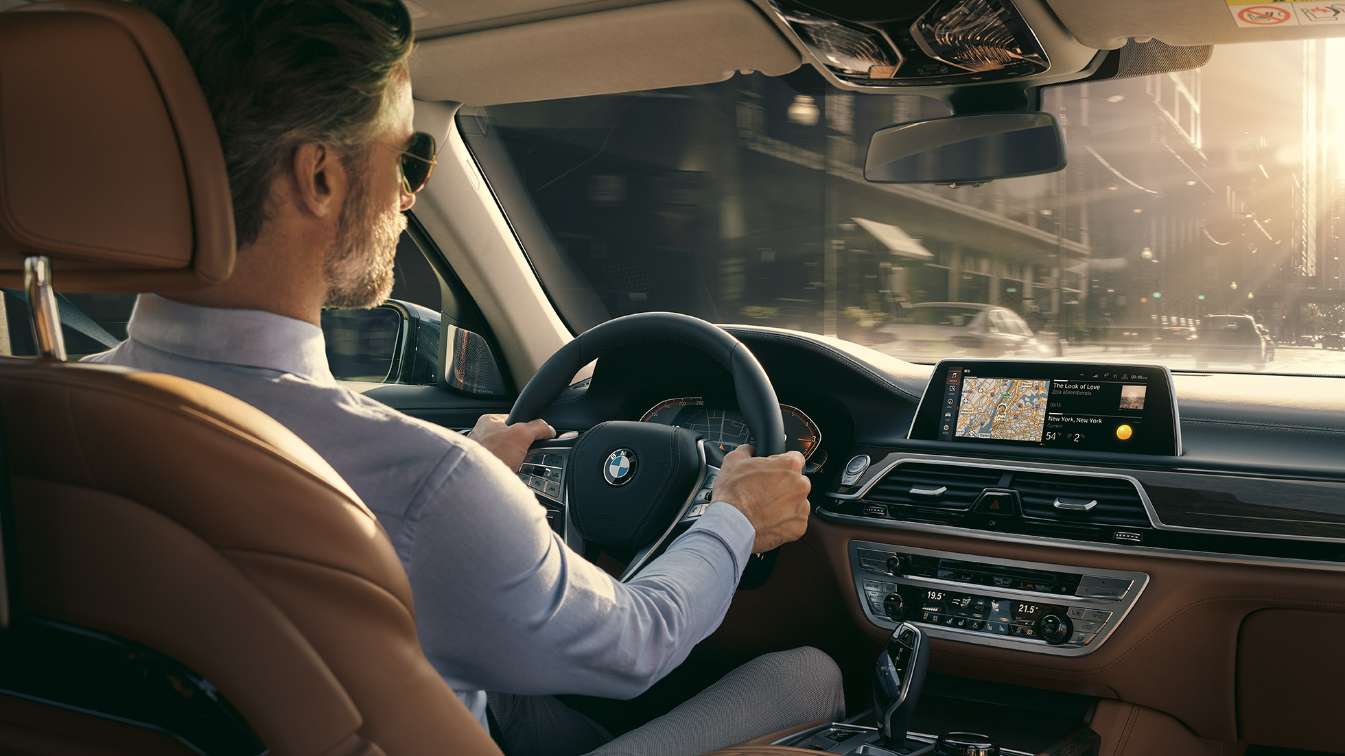 BMW 7 Serie Sedan Connected features BMW 7 Serie Sedan: man zit in BMW en gebruikt Connected features