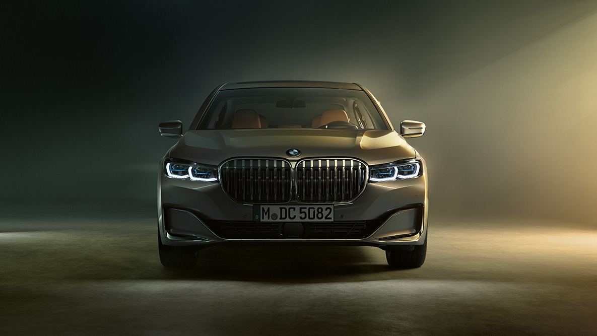 BMW 7 Serie Sedan vooraanzicht BMW 7 Serie Sedan: vooraanzicht in gedimd licht