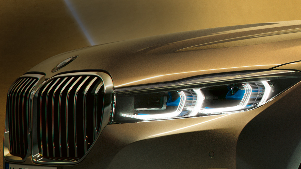 BMW 7 Serie Sedan BMW Laserlight BMW 7 Serie Sedan: close-up van BMW Laserlight met blauw-witte stralen