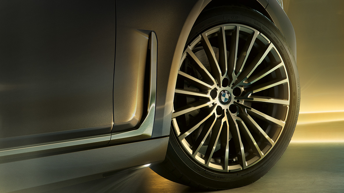 BMW 7 Serie Sedan wielen met multispaakdesign BMW 7 Serie Sedan: close-up van wielen met multispaakdesign