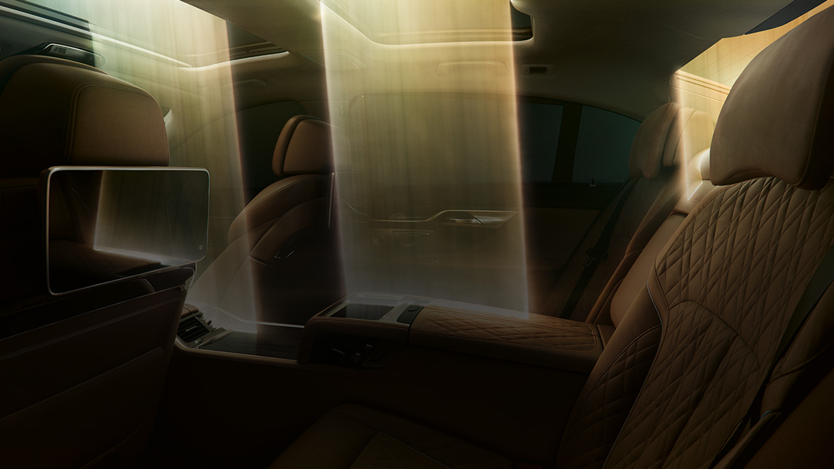 BMW 7 Serie Sedan interieur BMW 7 Serie Sedan interieur: lichtinval door het glazen panoramadak