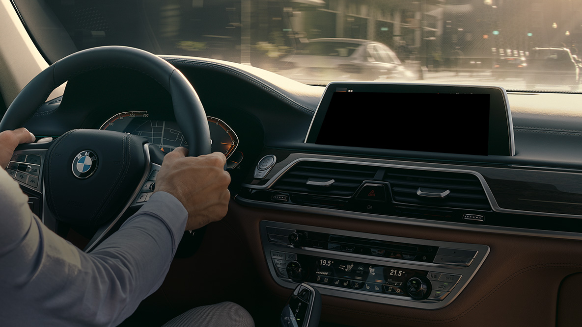 BMW Intelligent Personal Assistant BMW Intelligent Personal Assistant: man rijdt BMW, close-up van Live Cockpit Professional