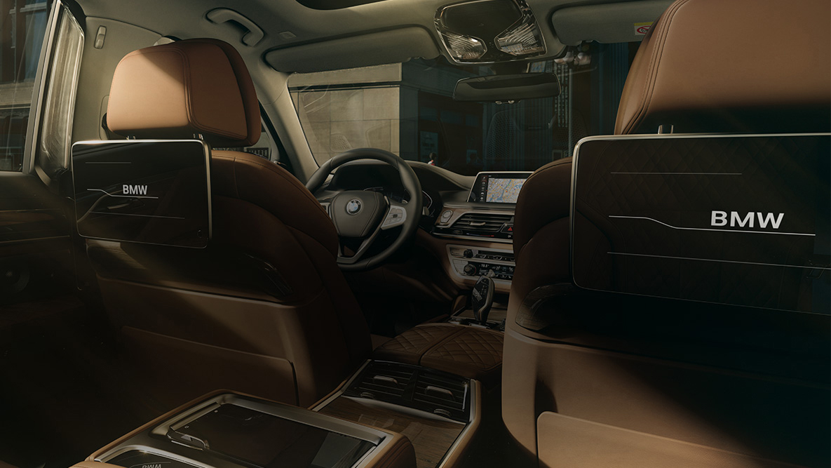 BMW 7 Serie Sedan entertainment achterin BMW 7 Serie Sedan: achteraanzicht op entertainment achterin met HD-touchscreens