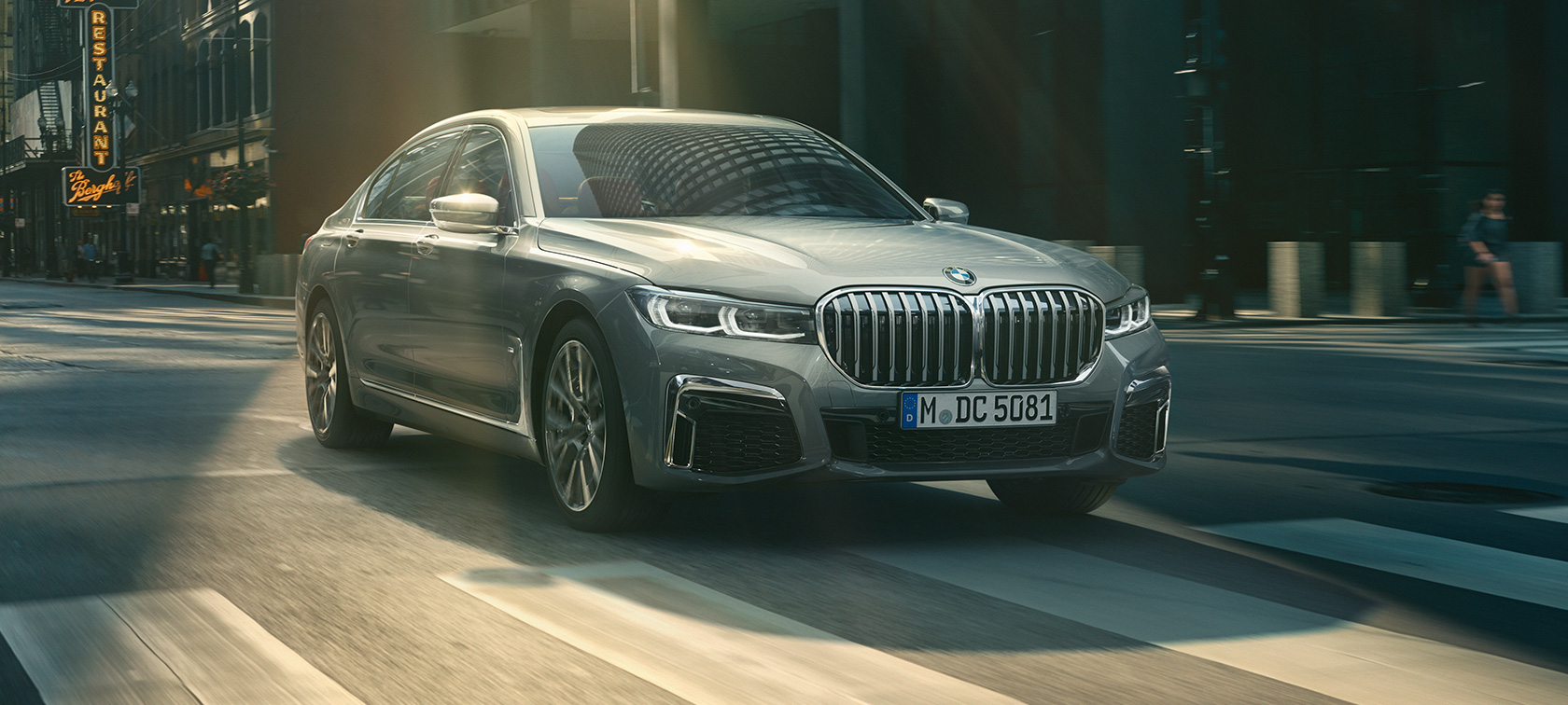 BMW 7 Serie Sedan G11 G12 Berninagrau Bernsteineffekt driekwart vooraanzicht rijdend BMW 7 Serie Sedan G11 G12 Berninagrau Bernsteineffekt driekwart vooraanzicht rijdend in stad