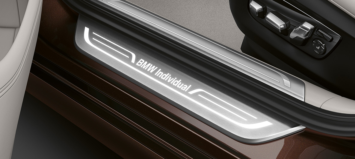 BMW 7 Serie Sedan G11 G12 BMW Individual instaplijsten BMW 7 Serie Sedan G11 G12 instaplijsten met BMW Individual opschrift verlicht