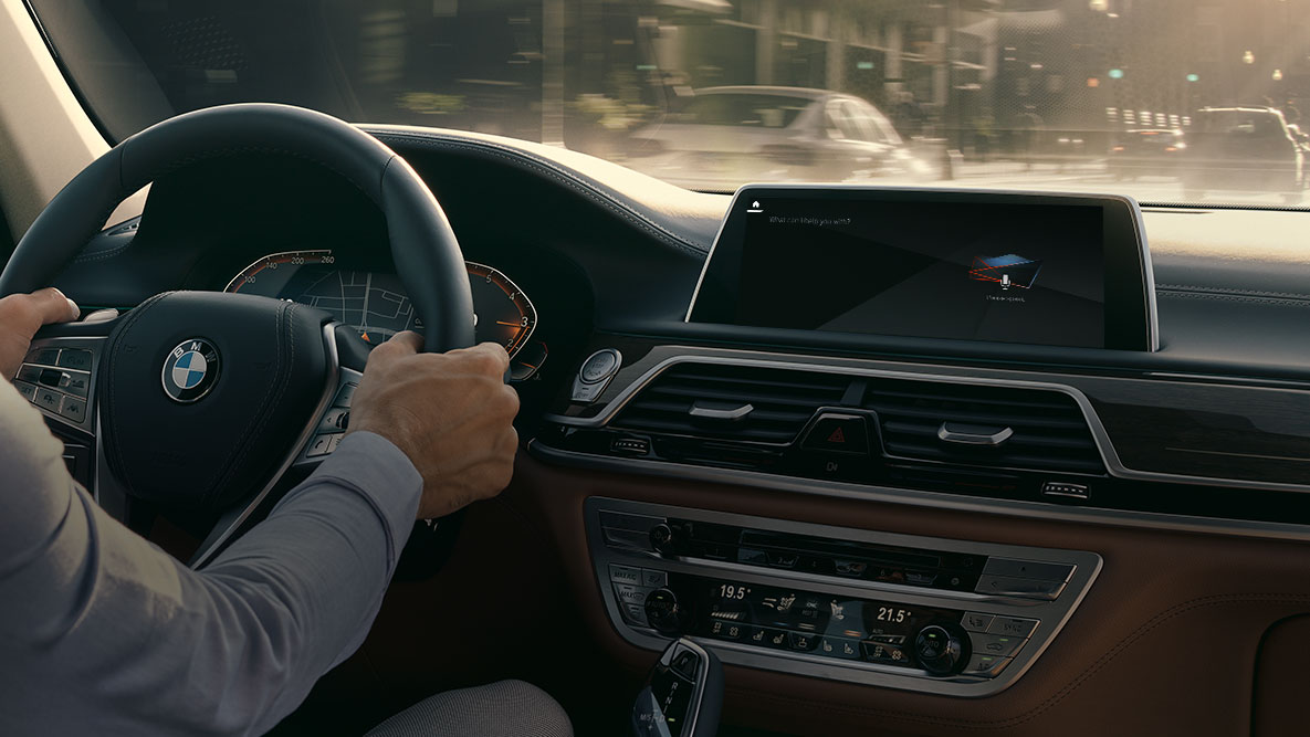 BMW 7 Serie Sedan G11 G12 BMW Intelligent Personal Assistant BMW 7 Serie Sedan G11 G12 man in cockpit, blik op BMW Intelligent Personal Assistant