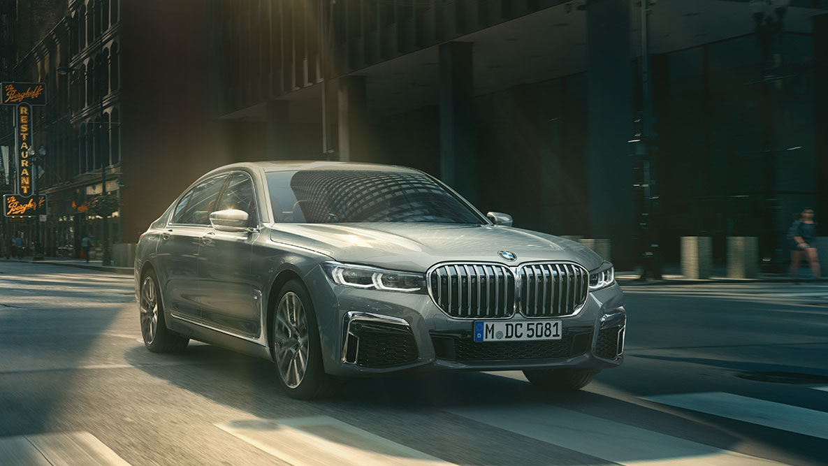 BMW 7 Serie Sedan G11 G12 Driving Assistant Professional BMW 7 Serie Sedan G11 G12 driekwart vooraanzicht rijdend in stad Driving Assistant Professional