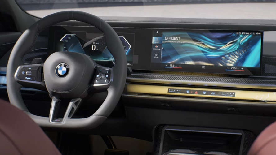BMW 7 Serie Sedan G70 ICE 740i M Sportpakket driekwart achteraanzicht BMW 7 Serie Sedan G70 ICE 740i M Sportpakket driekwart achteraanzicht, rijdend