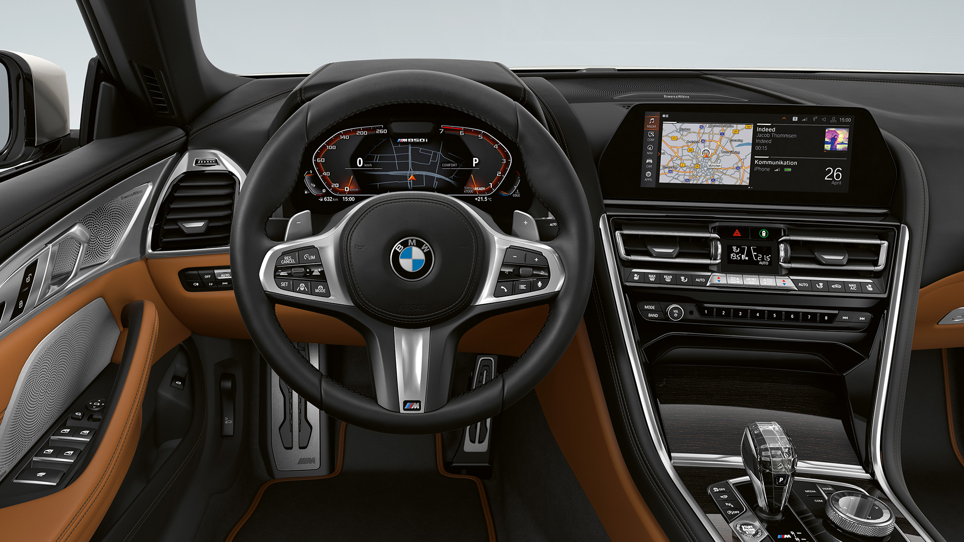 BMW M850i xDrive in Mineralweiß metallic, cockpit met een met leder bekleed M stuur. BMW M850i xDrive in Mineralweiß metallic, cockpit met een met leder bekleed M stuur.
