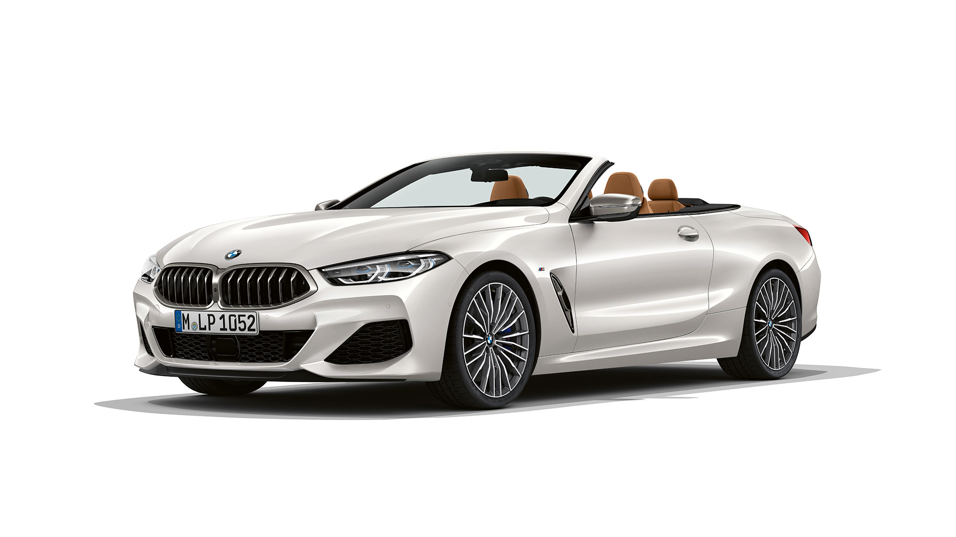 BMW M850i xDrive, Mineralweiß metallic, driekwart vooraanzicht. BMW M850i xDrive, Mineralweiß metallic, driekwart vooraanzicht.