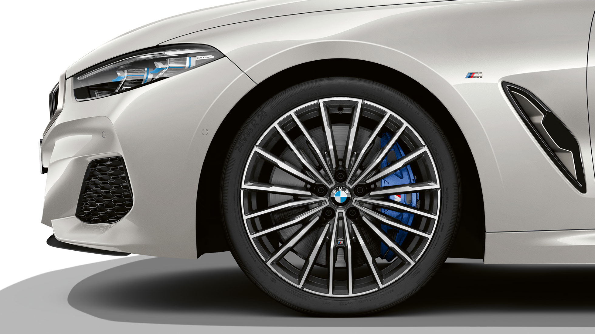 BMW M850i xDrive in Mineralweiß metallic, BMW Individual uitgebreide lederuitrusting Merino Cognac. BMW M850i xDrive in Mineralweiß metallic, BMW Individual uitgebreide lederuitrusting Merino Cognac.