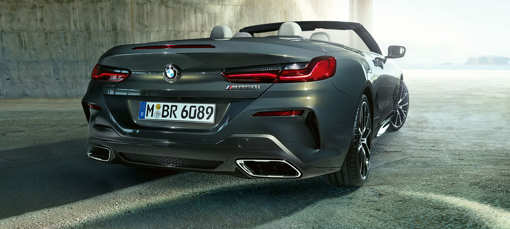 BMW M850i xDrive in Dravitgrau metallic, driekwartaanzicht achterzijde. BMW M850i xDrive in Dravitgrau metallic, driekwartaanzicht achterzijde.