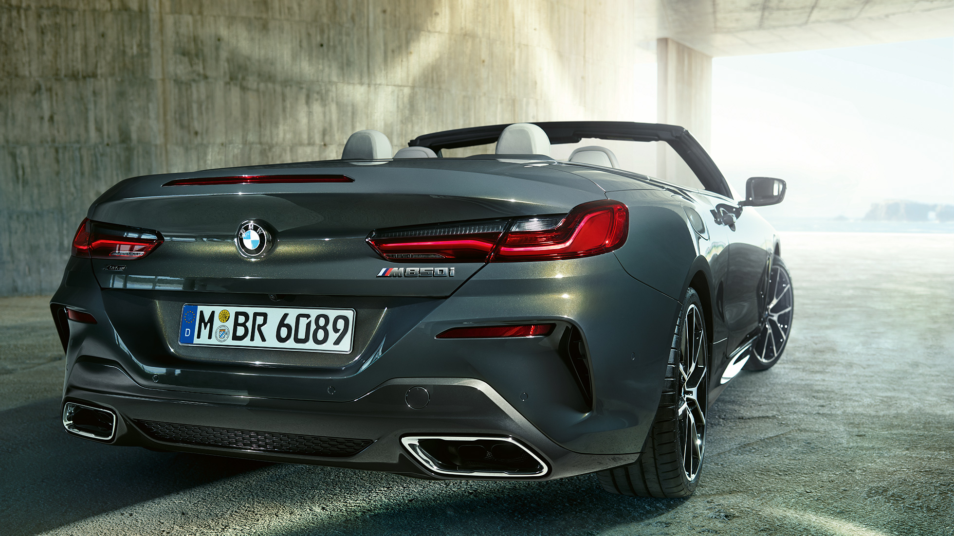 BMW M850i xDrive in Dravitgrau metallic, driekwartaanzicht van rechtsachter. BMW M850i xDrive in Dravitgrau metallic, driekwartaanzicht van rechtsachter.