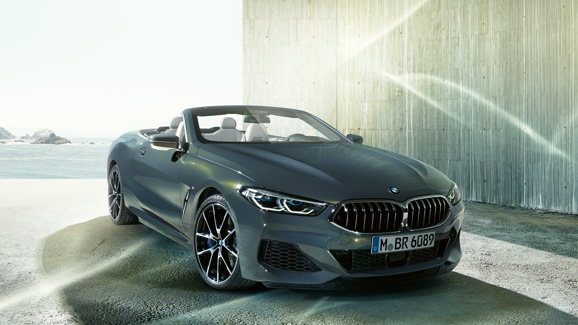 BMW M850i xDrive in Dravitgrau metallic, driekwartaanzicht van linksvoor. BMW M850i xDrive in Dravitgrau metallic, driekwartaanzicht van linksvoor.