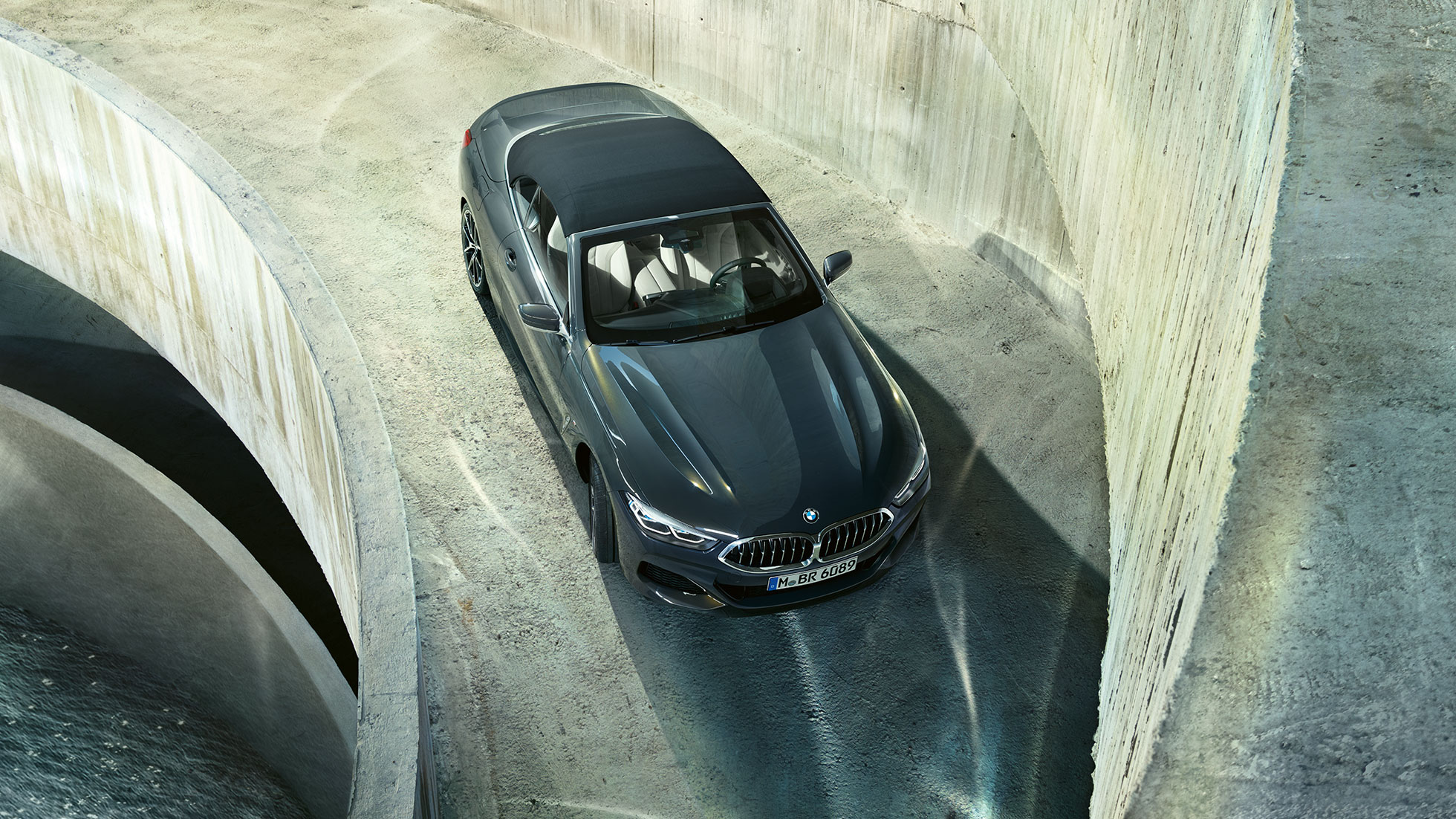 BMW M850i xDrive in Dravitgrau metallic met softtop in Schwarz, vogelperspectief. BMW M850i xDrive in Dravitgrau metallic met softtop in Schwarz, vogelperspectief.