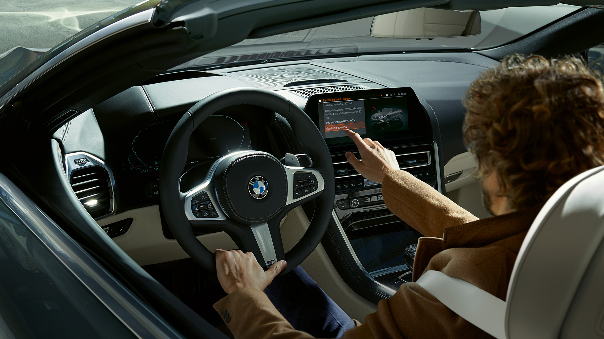 BMW M850i xDrive, bestuurder bedient BMW Live Cockpit Professional via aanraking. BMW M850i xDrive, bestuurder bedient BMW Live Cockpit Professional via aanraking.