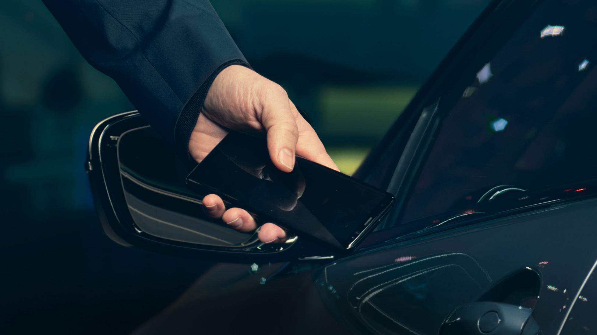 BMW M850i xDrive, bestuurder opent auto met smartphone via Digital Key. BMW M850i xDrive, bestuurder opent auto met smartphone via Digital Key.