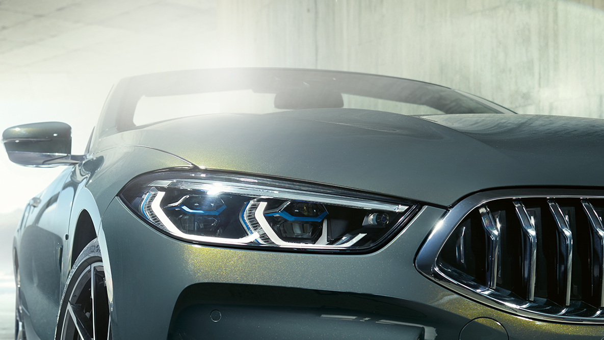 BMW M850i xDrive in Dravitgrau metallic, voorzijde met BMW Laserlicht links. BMW M850i xDrive in Dravitgrau metallic, voorzijde met BMW Laserlicht links.