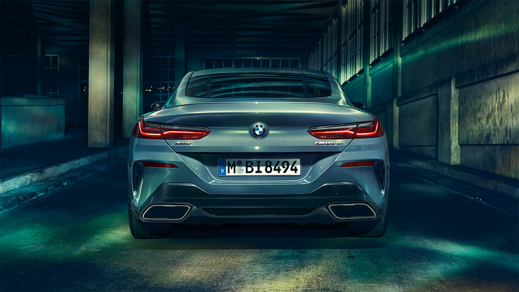 BMW 8 Serie Coupé, achteraanzicht Achteraanzicht van de BMW 8 Serie Coupé met op de achtergrond een nachtelijke skyline.