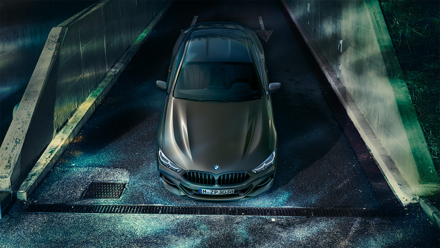 Voorzijde van stilstaande BMW 8 Serie Coupé met BMW Individual uitrusting met op de achtergrond een nachtelijke skyline. Voorzijde van stilstaande BMW 8 Serie Coupé met BMW Individual uitrusting met op de achtergrond een nachtelijke skyline.