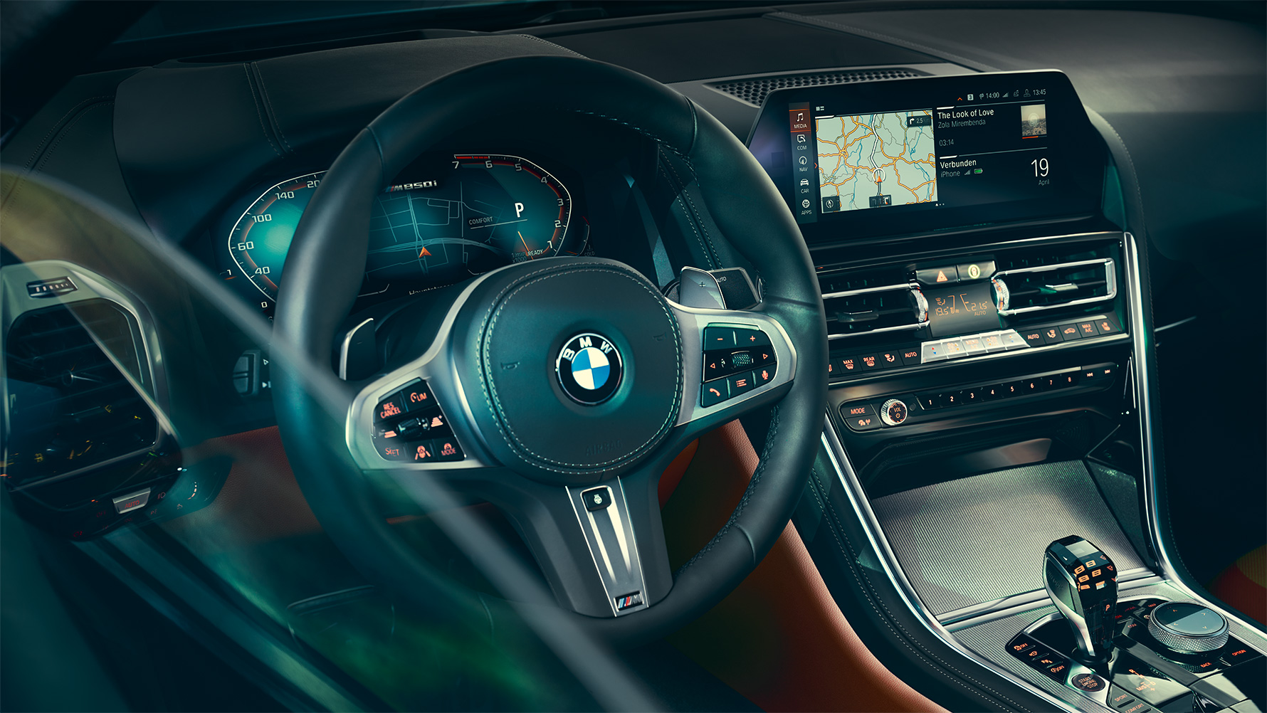 BMW 8 Serie Coupé, cockpit Close-up van het BMW 8 Serie Coupé interieur met focus op het stuur.