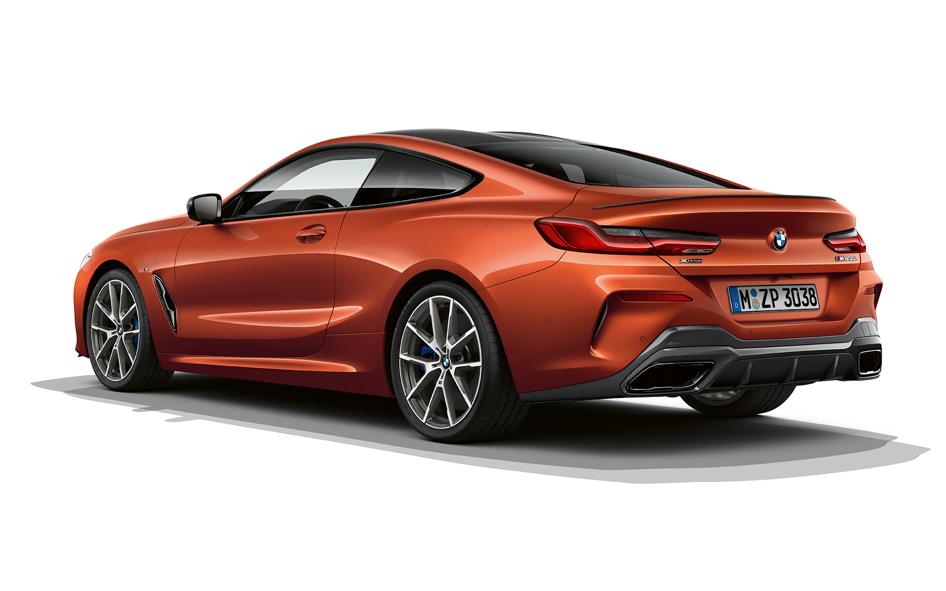 BMW 8 Serie Coupé, Sunset Orange metallic Stilstaande BMW 8 Serie Coupé in Sunset Orange metallic tegen een witte achtergrond.