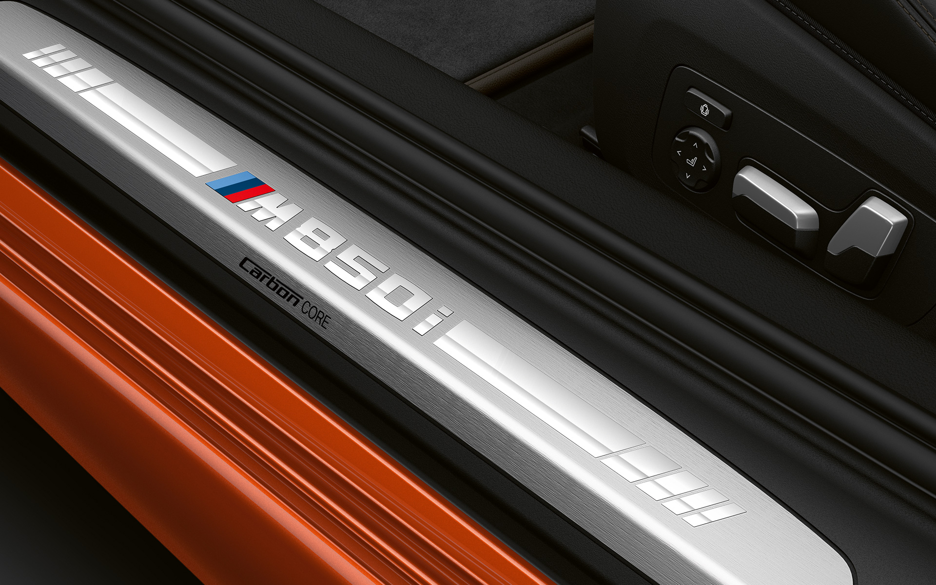 BMW 8 Serie Coupé, dorpellijst M850i Close-up van de dorpellijst van de BMW 8 Serie Coupé met M850i logo.