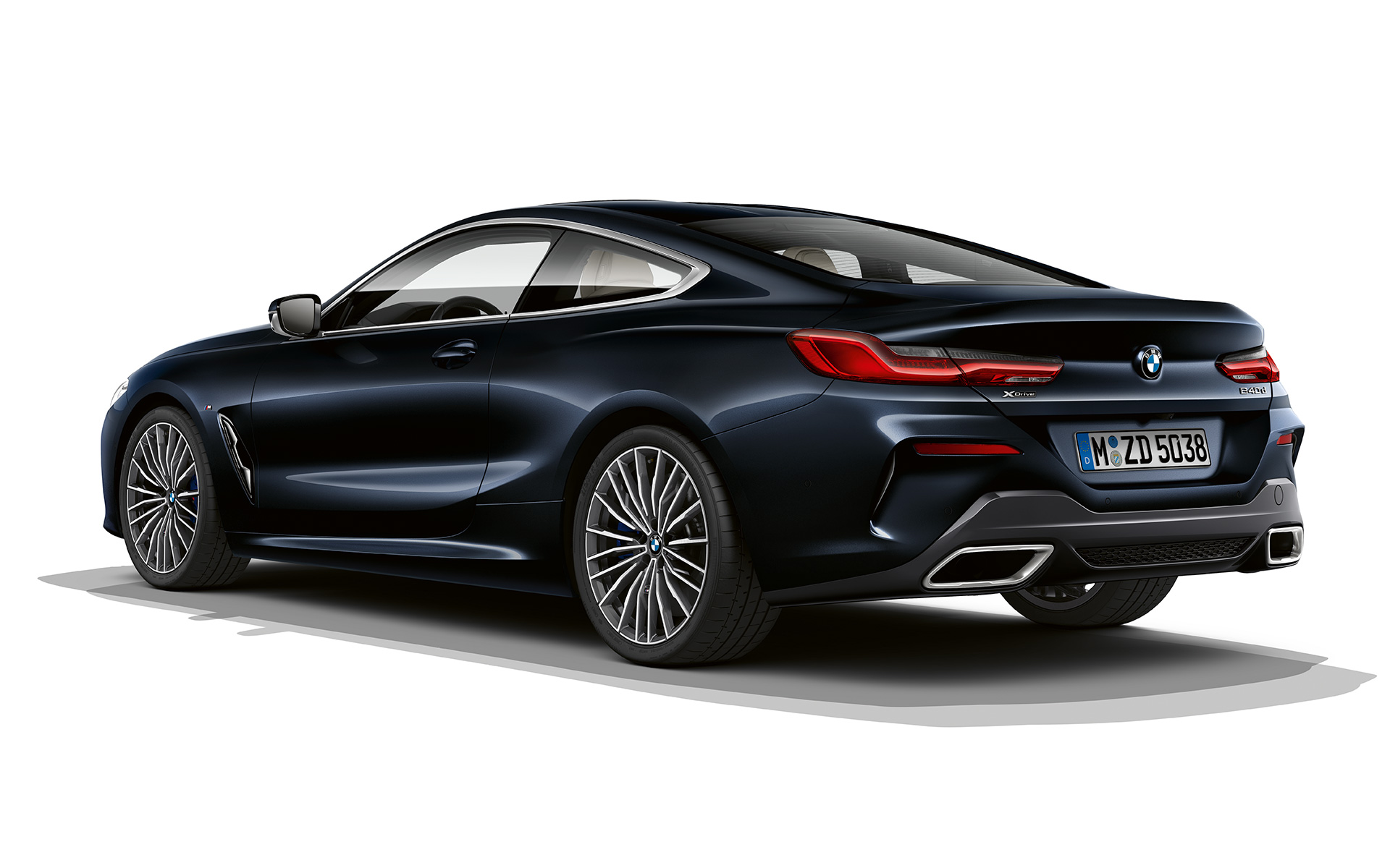 BMW 8 Serie Coupé, Carbonschwarz metallic Stilstaande BMW 8 Serie Coupé in Carbonschwarz metallic tegen een witte achtergrond.
