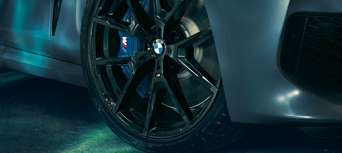 BMW M850i Coupé First Edition, wiel close-up De 20” lichtmetalen velgen van de BMW M850i Coupé First Edition