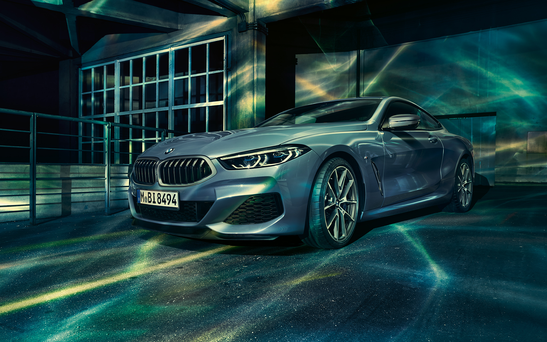 BMW 8 Serie Coupé, driekwart rechter vooraanzicht Driekwart vooraanzicht van een stilstaande BMW 8 Serie Coupé in een stedelijke omgeving.