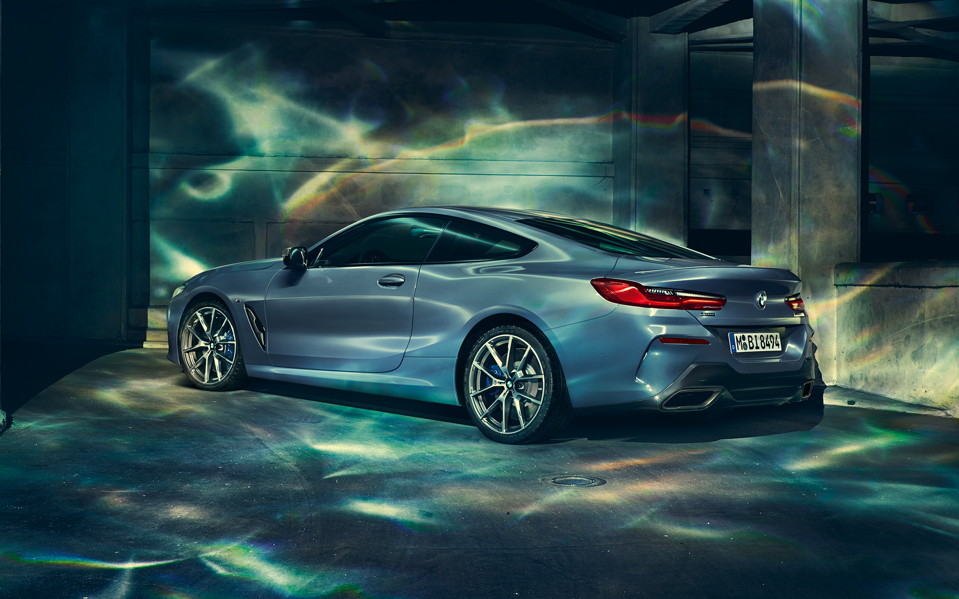 BMW 8 Serie Coupé, links Linker zijkant van de BMW 8 Serie Coupé met op de achtergrond een stedelijke skyline.