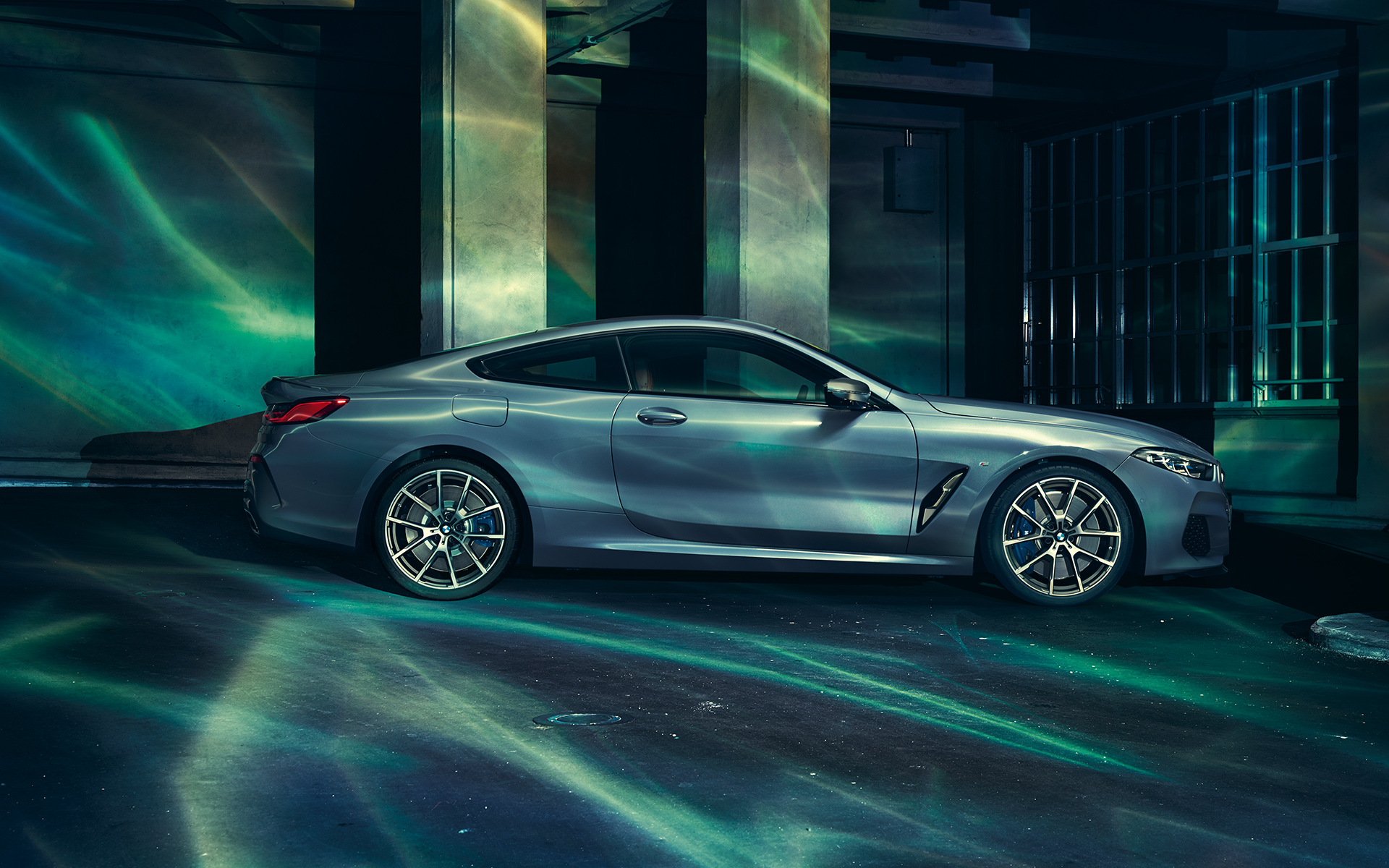 BMW 8 Serie Coupé, rechts Rechter zijkant van de BMW 8 Serie Coupé met op de achtergrond een stedelijke skyline.