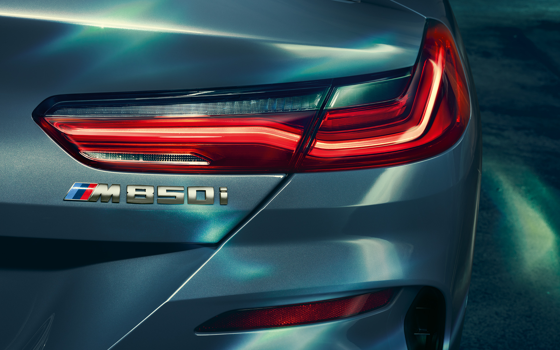 Achterlicht en M850i aanduiding Close-up van het achterlicht en de M850i aanduiding.