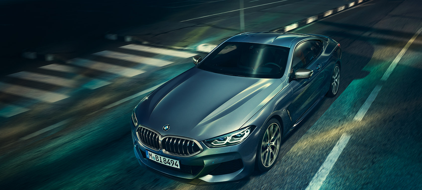 BMW 8 Serie Coupé, driekwart vooraanzicht BMW 8 Serie Coupé, driekwart vooraanzicht, stilstaand zicht op motorkap