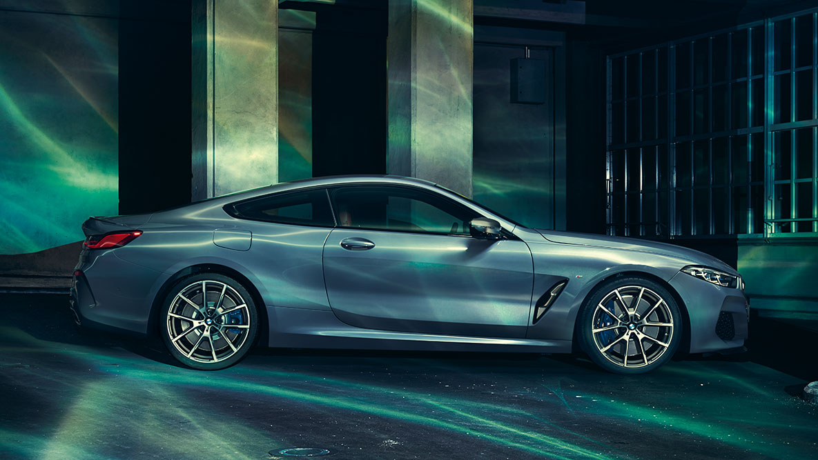 BMW 8 Serie Coupé, zijaanzicht Stilstaand beeld van de BMW 8 Serie Coupé, zijaanzicht