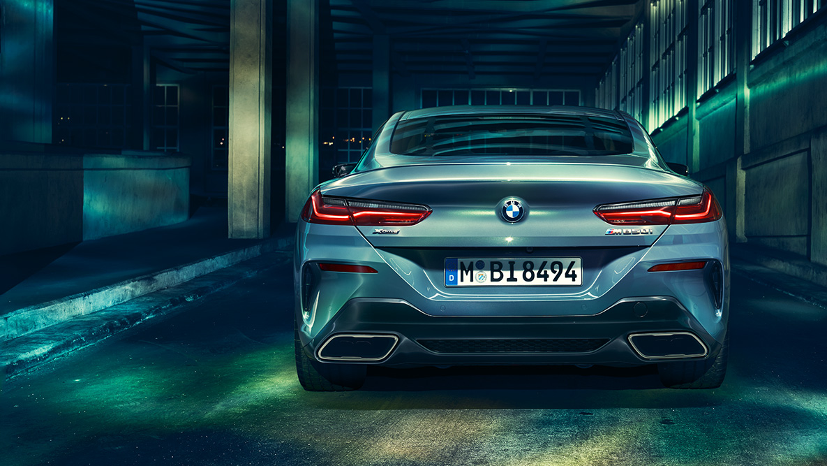 BMW 8 Serie Coupé, achteraanzicht Achteraanzicht van de BMW 8 Serie ‘s nachts