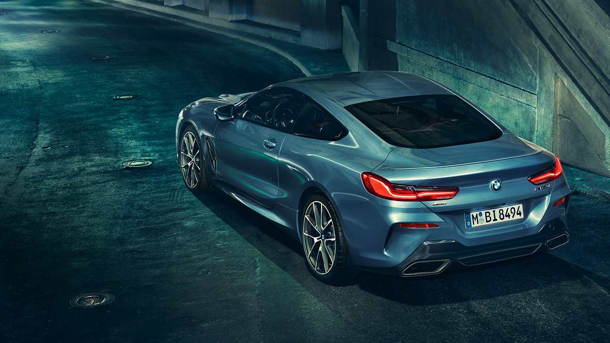 BMW 8 Serie Coupé, driekwart achteraanzicht Driekwart achterzijde van de BMW 8 Serie Coupé ‘s nachts