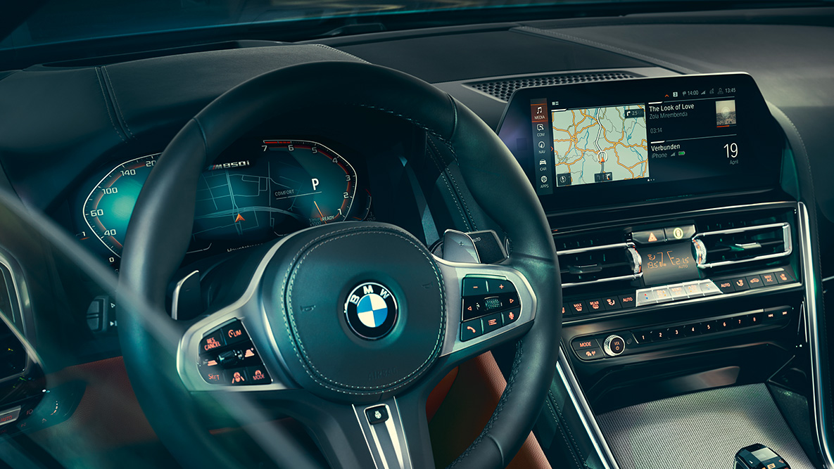 BMW 8 Serie Coupé, cockpit Close-up van het BMW 8 Serie Coupé interieur met focus op het stuurwiel