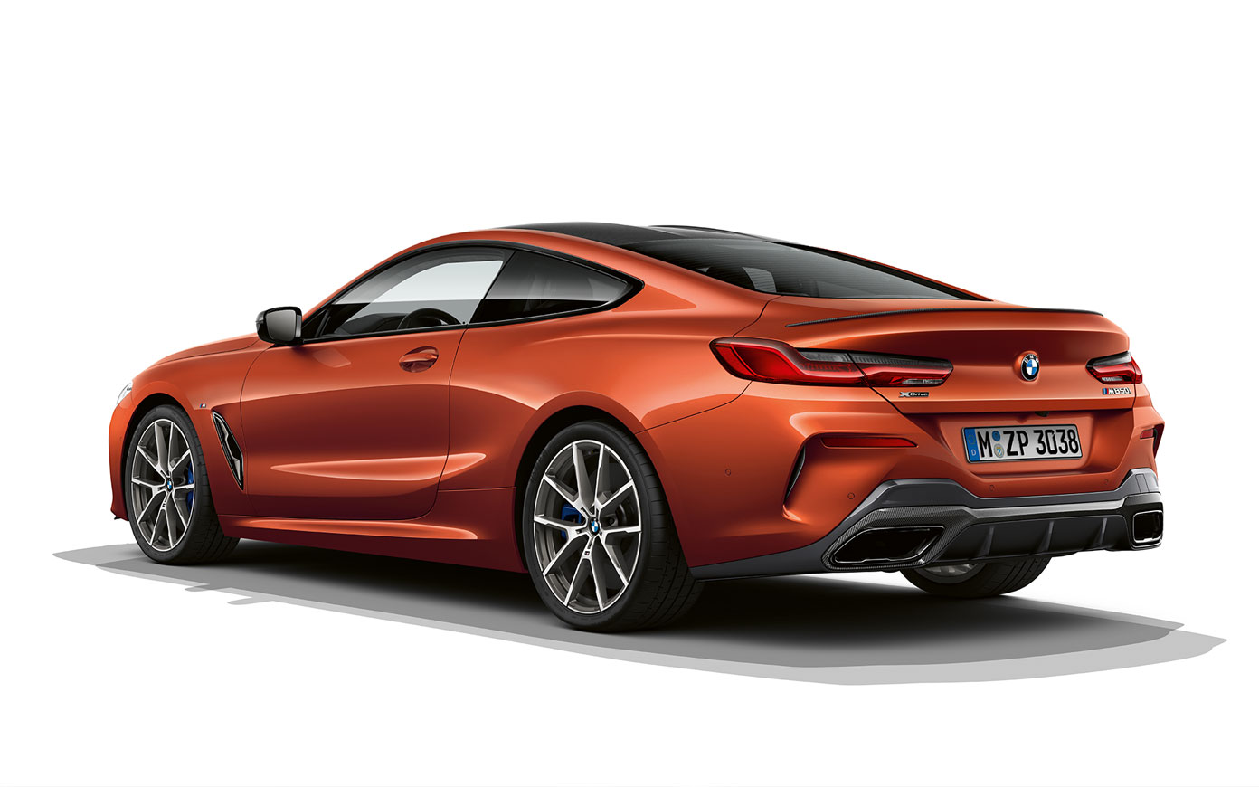 BMW 8 Serie Coupé, Sunset Orange metallic Stilstaande BMW 8 Serie Coupé in Sunset Orange metallic tegen een witte achtergrond