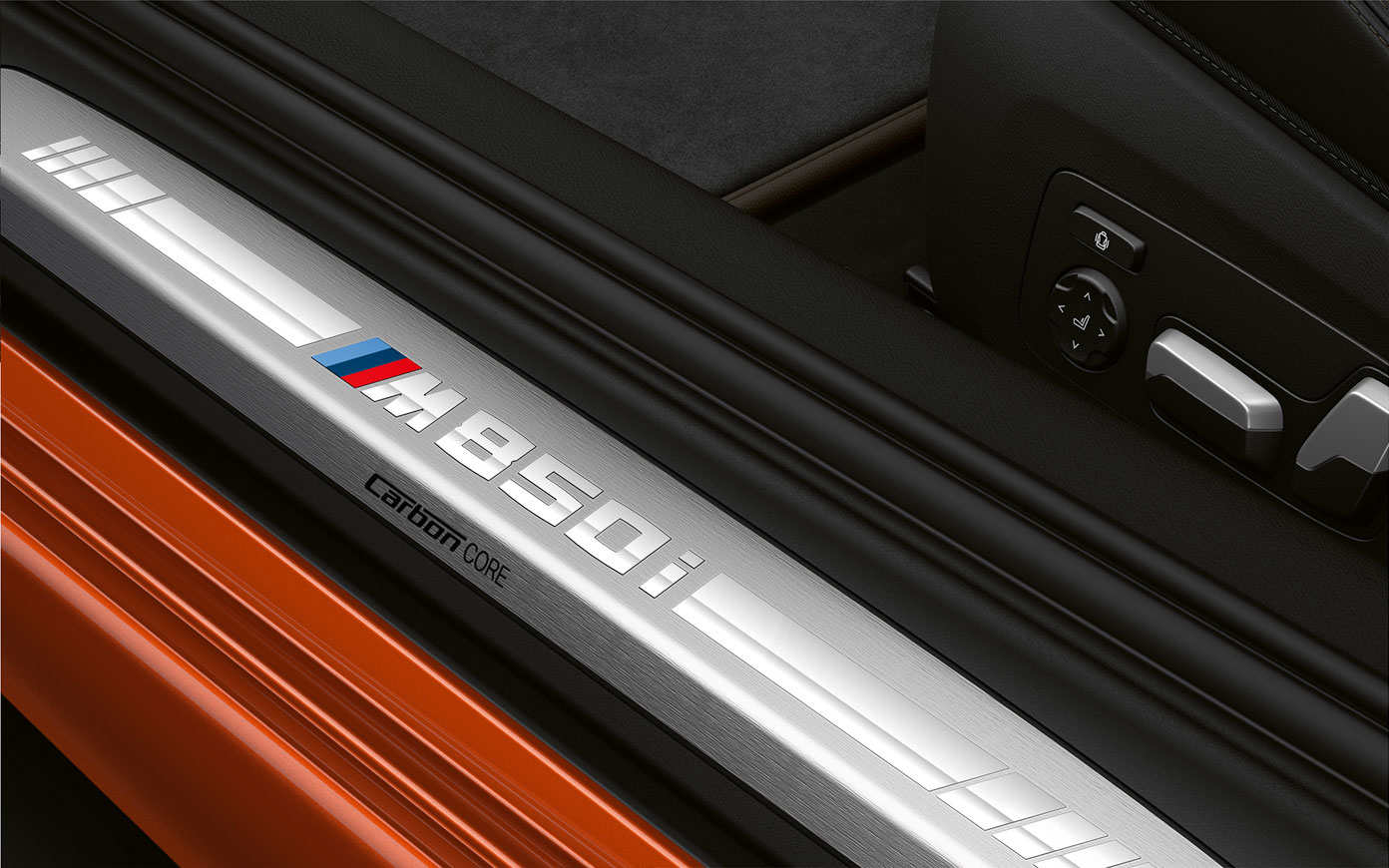 BMW 8 Serie Coupé, instaplijst M850i Close-up van de instaplijst van de BMW 8 Serie Coupé met M850i logo