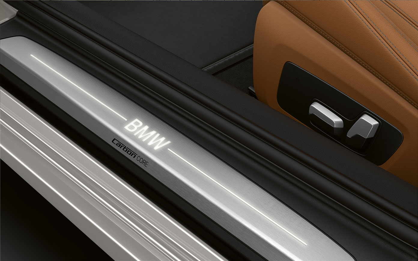 BMW 8 Serie Coupé, instaplijst met BMW logo Close-up van de instaplijst van de BMW 8 Serie Coupé met BMW logo