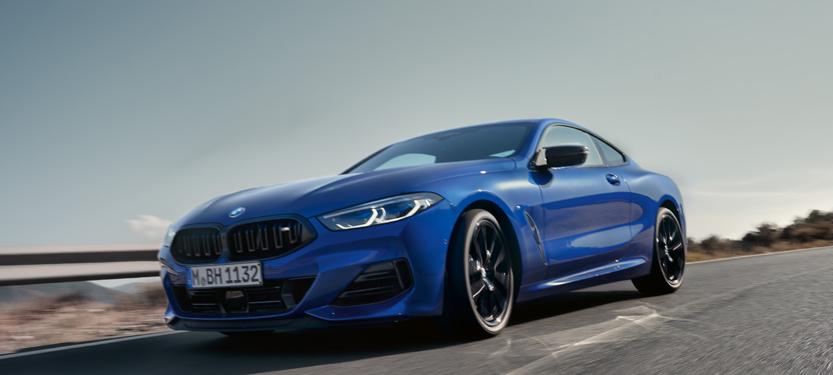 BMW 8 Serie Coupé G15 LCI facelift BMW M850i xDrive M Portimao Blau metallic vooraanzicht van onderen rijdend BMW 8 Serie Coupé G15 LCI facelift BMW M850i xDrive M Portimao Blau metallic vooraanzicht van onderen rijdend
