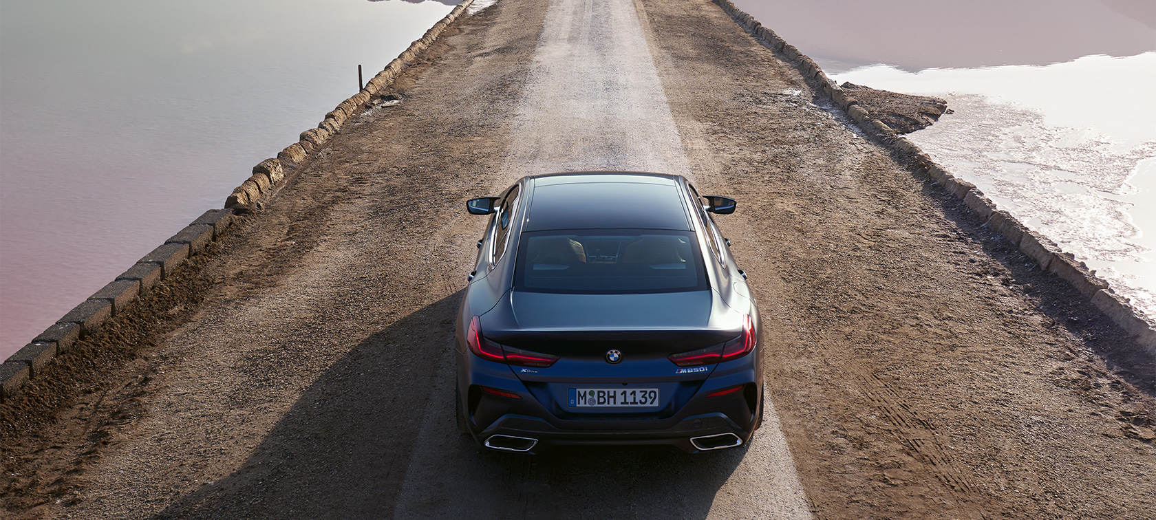 BMW M850i xDrive Gran Coupé G16 LCI facelift BMW Individual Frozen Tanzanite Blue metallic achteraanzicht van boven BMW M850i xDrive Gran Coupé G16 LCI facelift BMW Individual Frozen Tanzanite Blue metallic achteraanzicht van boven