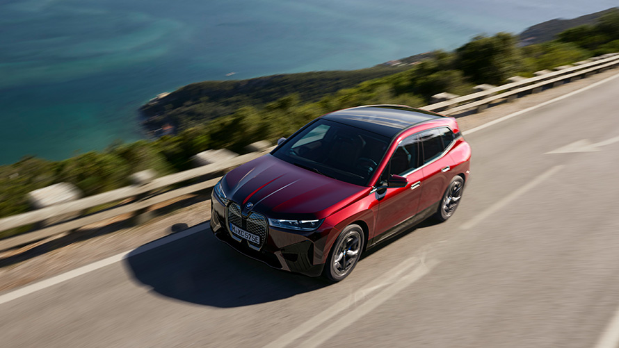 BMW iX i20 elektrische SUV BMW iX xDrive50 prestaties BMW iX i20 elektrische SUV BMW iX xDrive50 Aventurinrot rijdend prestaties