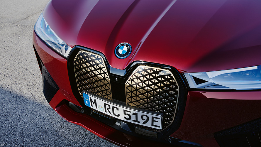 BMW iX i20 elektrische SUV BMW iX xDrive50 Shy Tech BMW iX i20 elektrische SUV BMW iX xDrive50 Aventurinrot vooraanzicht BMW nierengrille Shy Tech