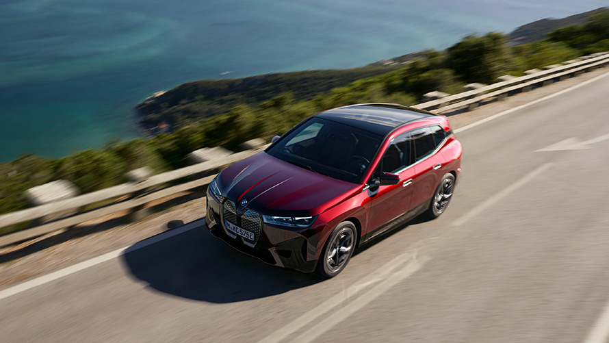 BMW iX i20 elektrische SUV BMW iX xDrive50 prestaties BMW iX i20 elektrische SUV BMW iX xDrive50 Aventurinrot rijdend prestaties