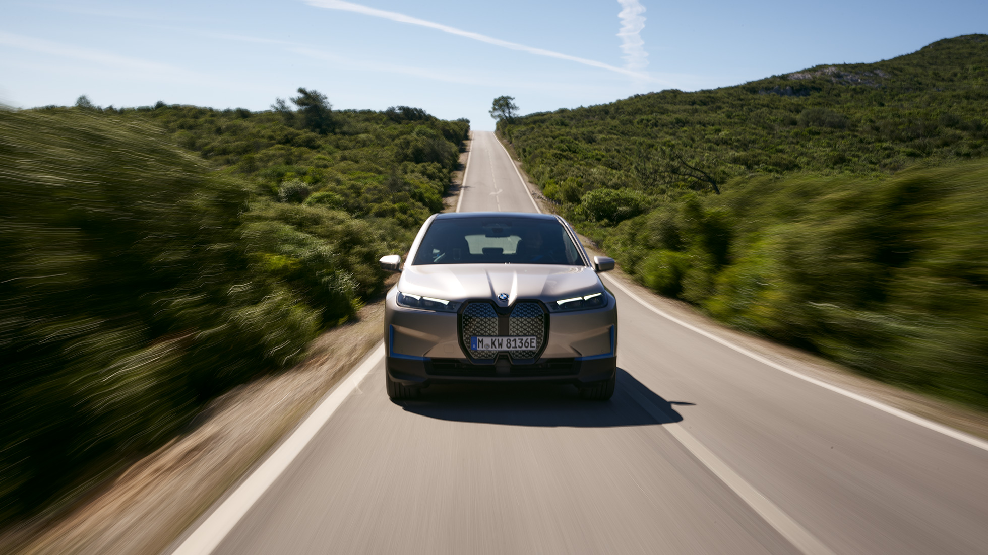 BMW iX vooraanzicht op de weg BMW iX Kaschmirsilber i20 vooraanzicht op de weg